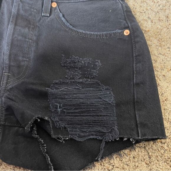 Levi’s Women’s 501 Black Distressed Ripped Raw Hem Jean Shorts Size 26 - Picture 4 of 6